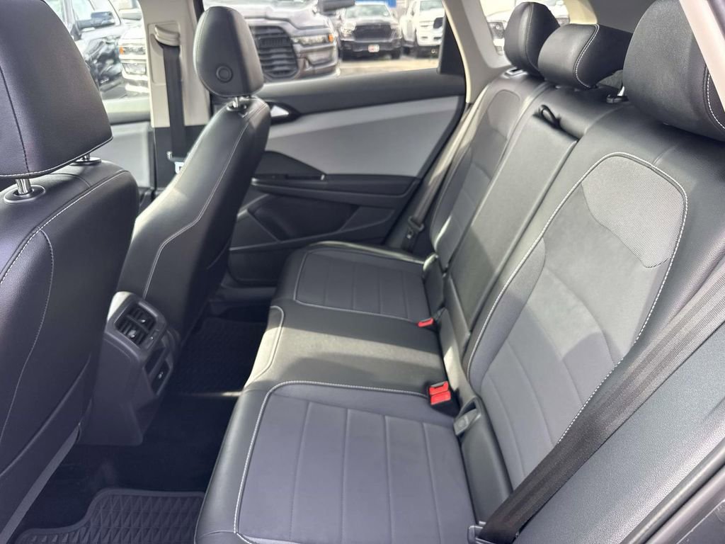 Used 2022 Volkswagen Taos SE w/ Panoramic Sunroof Package FWD image 9