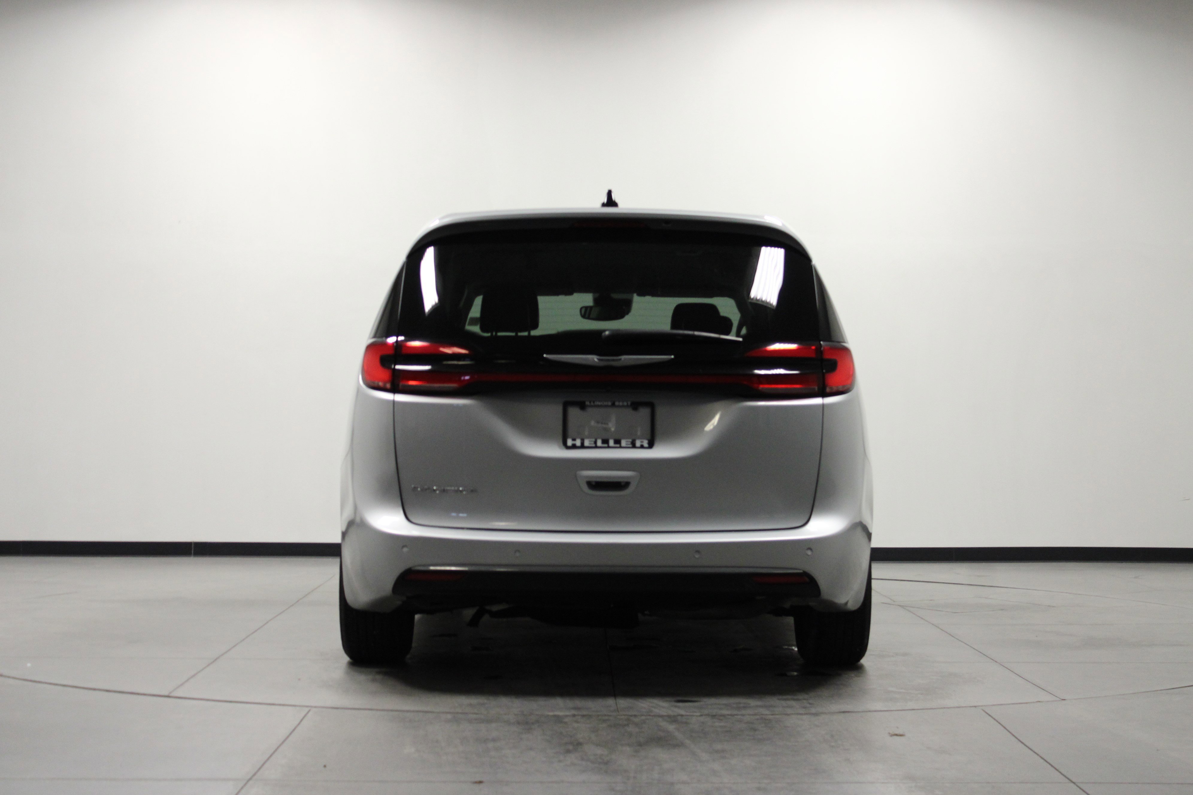 Used 2024 Chrysler Pacifica Touring-L image 5