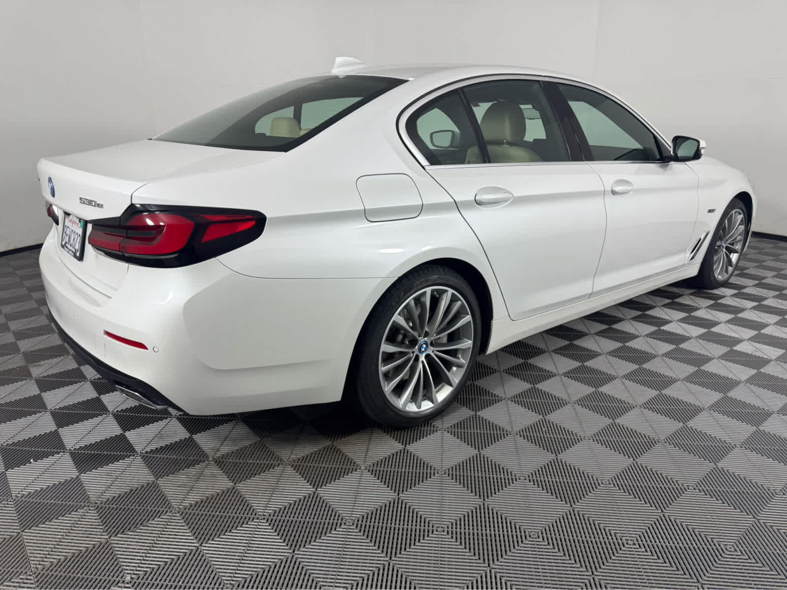 Used 2023 BMW 530e xDrive w/ Convenience Package AWD/4WD image 3