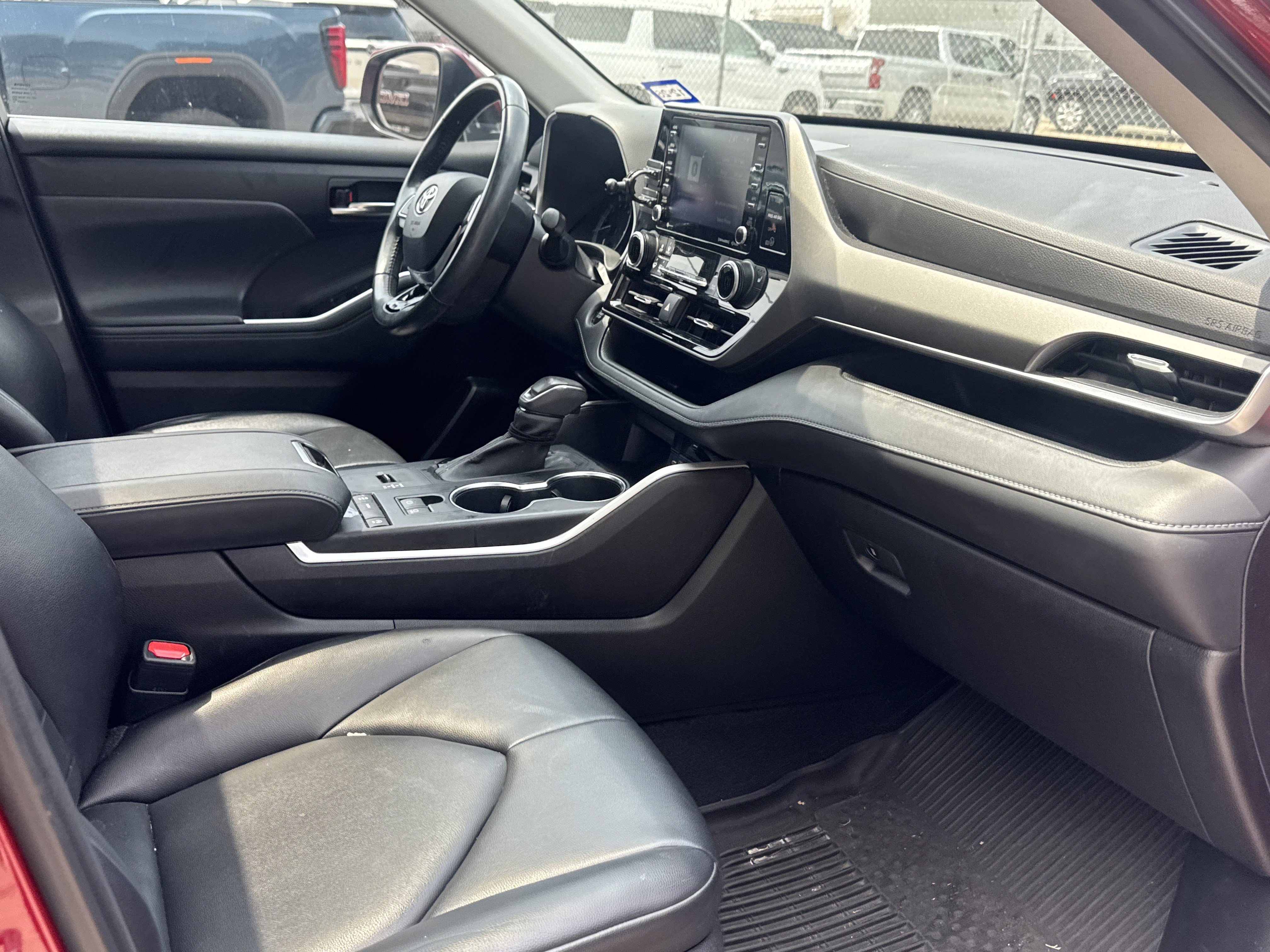 Used 2021 Toyota Highlander XLE FWD image 12