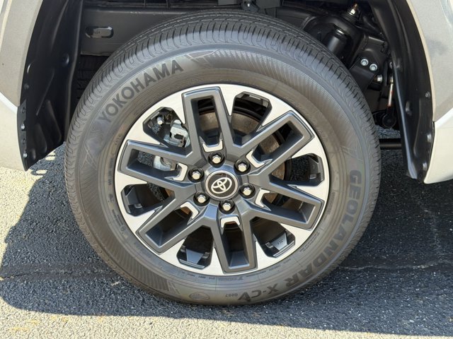 Used 2025 Toyota Tundra Limited AWD/4WD image 17