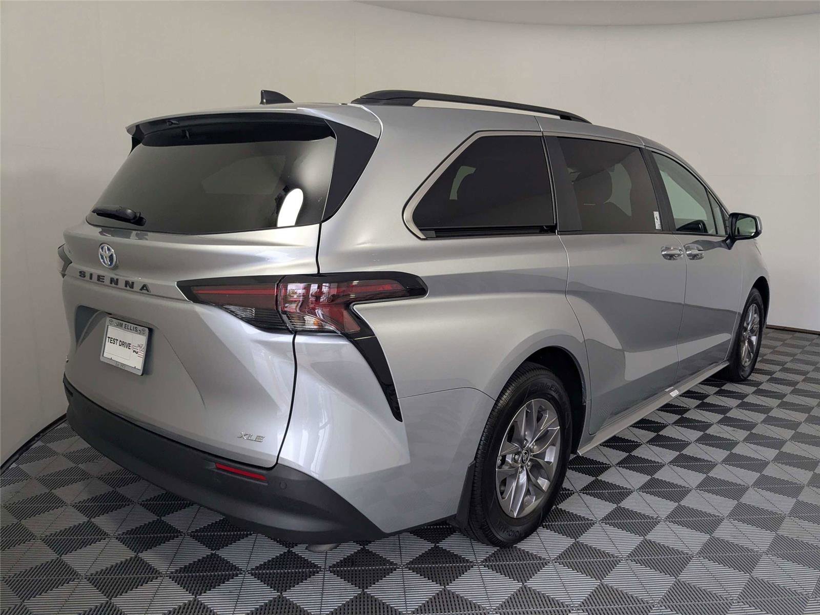 Used 2025 Toyota Sienna XLE w/ XLE Plus Package FWD image 5