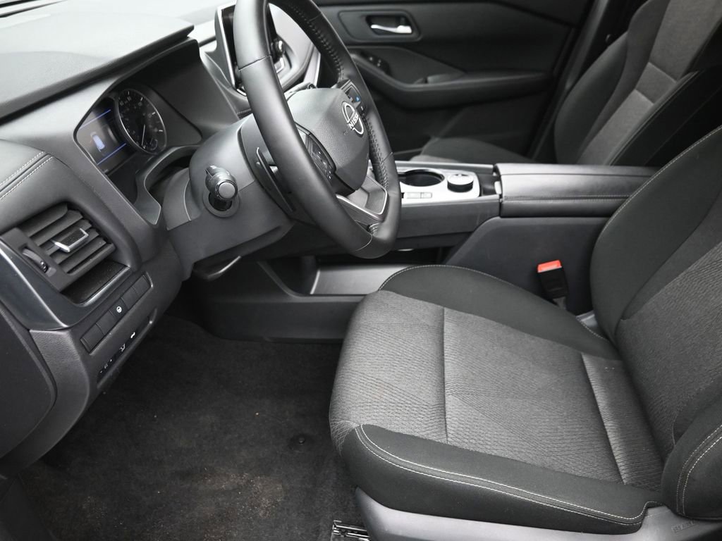 Used 2025 Nissan Rogue SV image 13