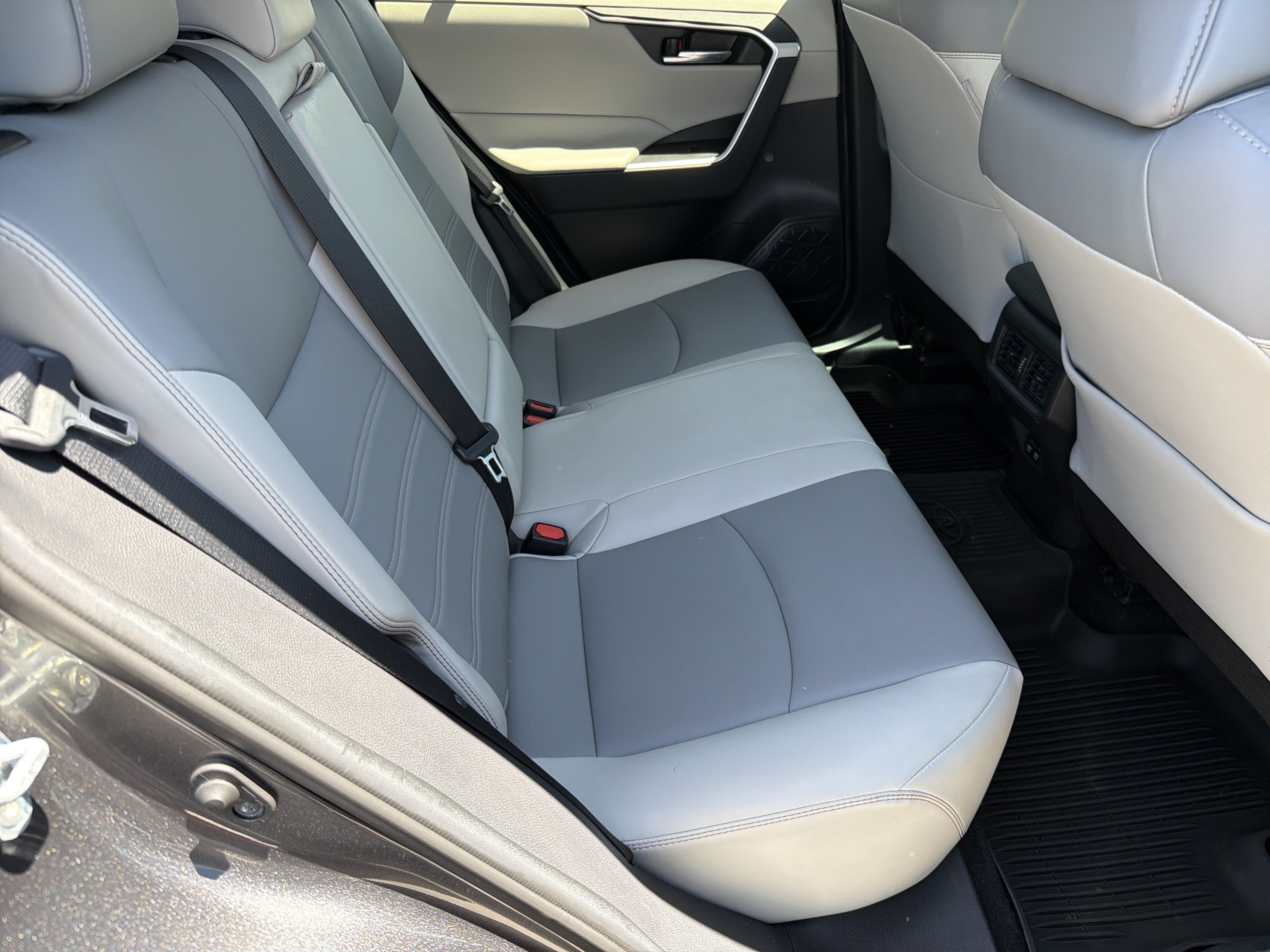 Used 2020 Toyota RAV4 XLE Premium FWD image 11