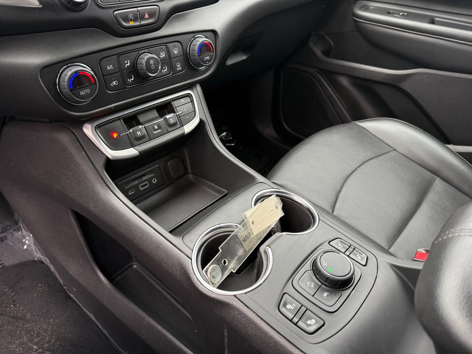 Used 2024 GMC Terrain SLT image 13