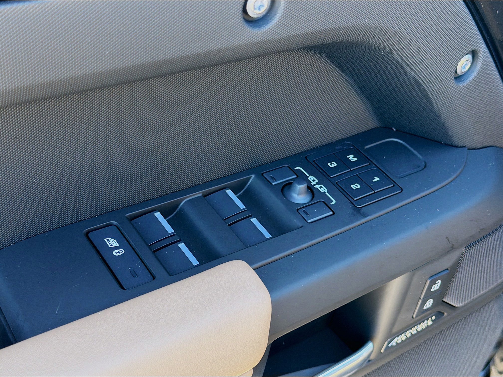 New 2026 Land Rover Defender 130 X-Dynamic SE image 23