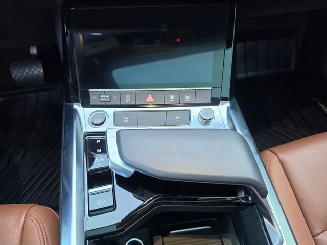 Used 2022 Audi e-tron Premium w/ Towing Package AWD/4WD image 26