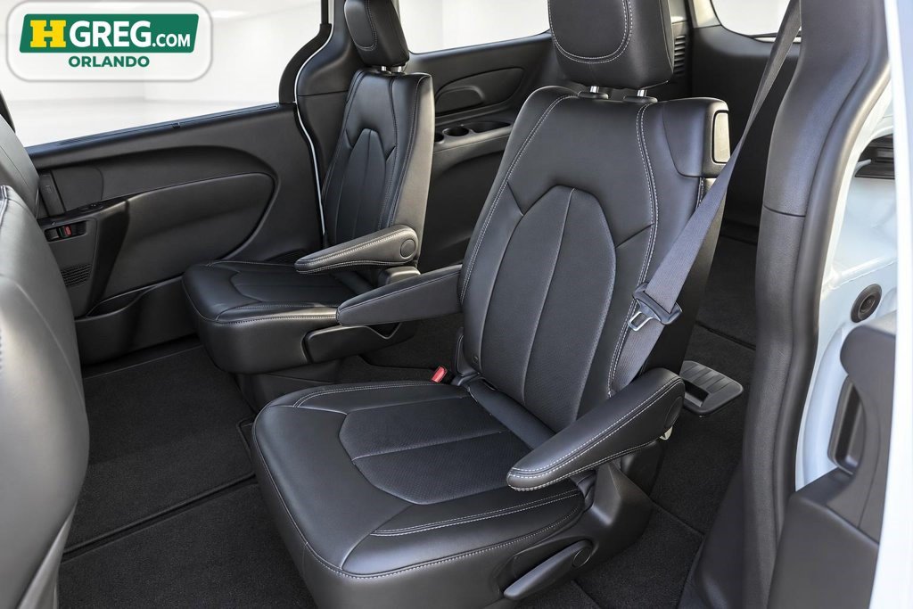 Used 2026 Chrysler Voyager LX FWD image 11