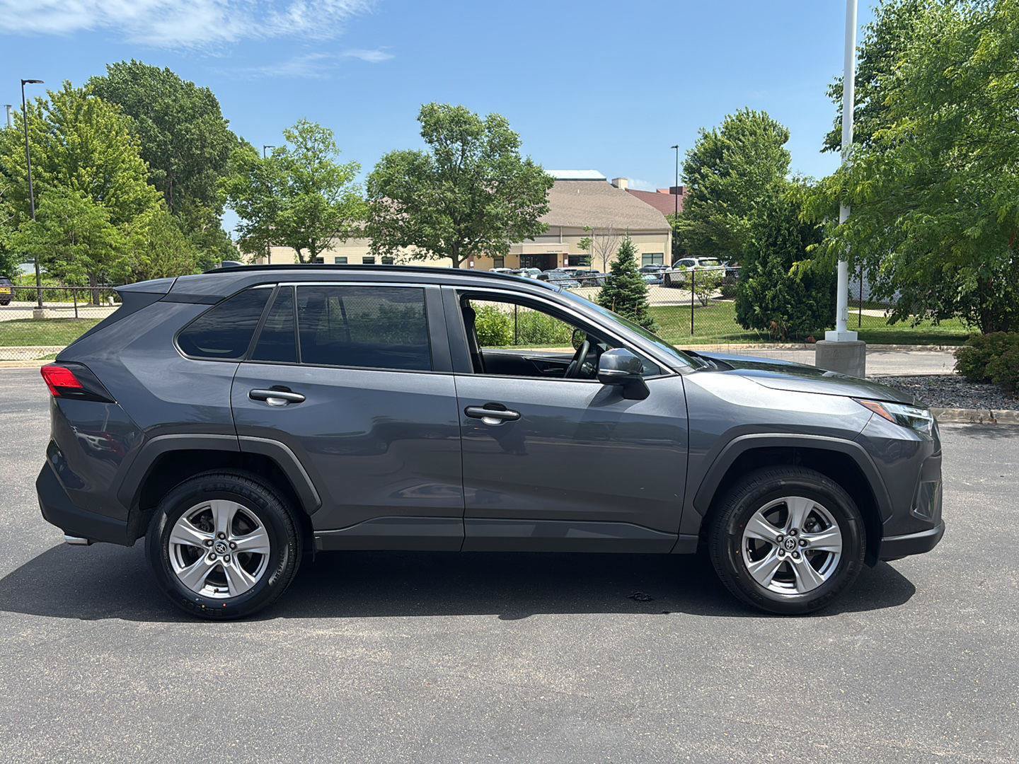 Used 2025 Toyota RAV4 XLE AWD/4WD image 9