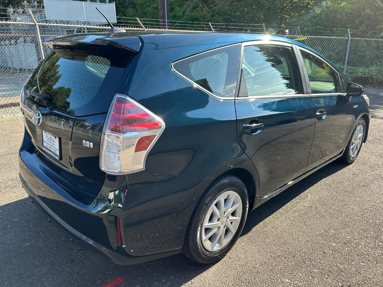 Used 2017 Toyota Prius V Four w/ Carpet Mat Package FWD image 5