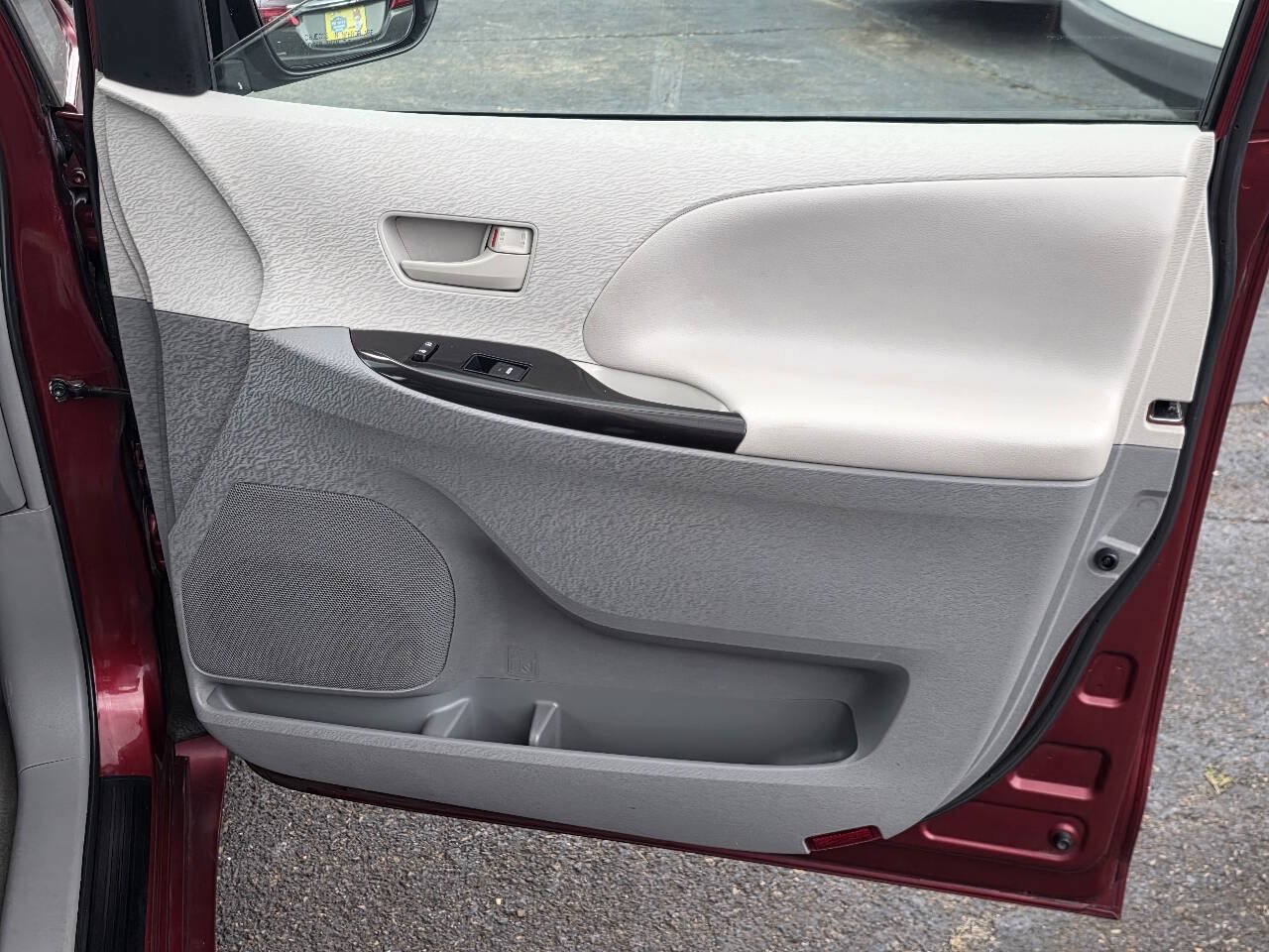 Used 2013 Toyota Sienna LE w/ Towing Pkg FWD image 12