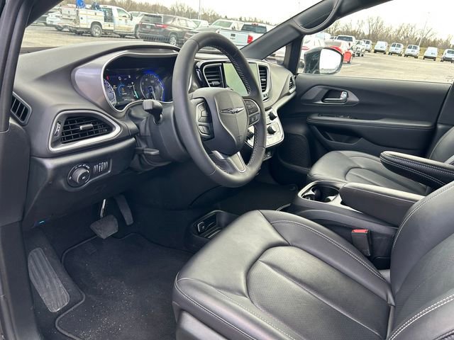 Used 2025 Chrysler Pacifica Select FWD image 11