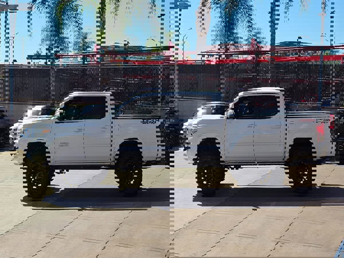 Used 2016 Toyota Tacoma TRD Sport w/ Premium & Technology Package image 10