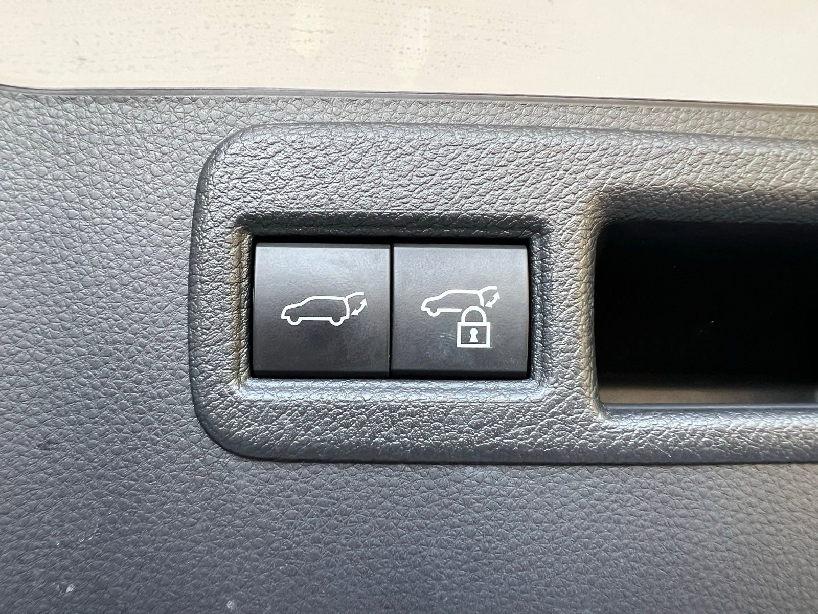 Used 2021 Toyota Venza Limited image 21