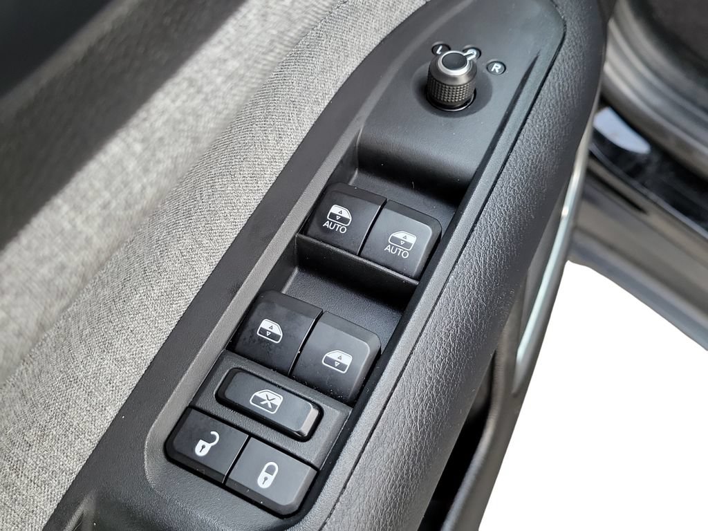 Used 2025 Jeep Compass Latitude w/ Sun & Sound Group AWD/4WD image 25