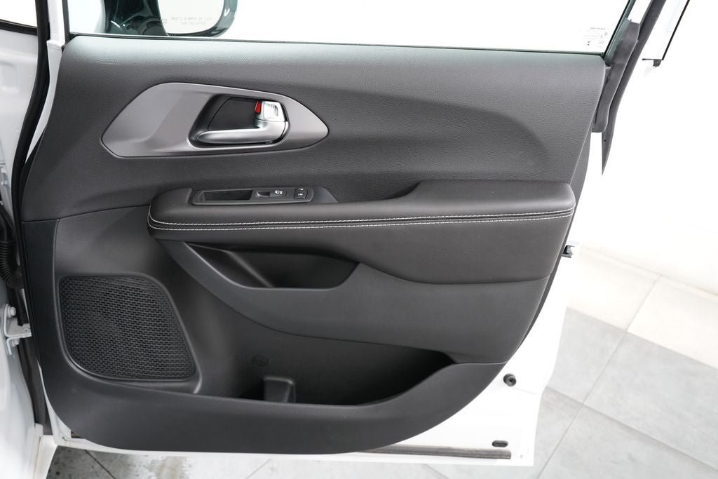 New 2026 Chrysler Pacifica Select FWD image 25
