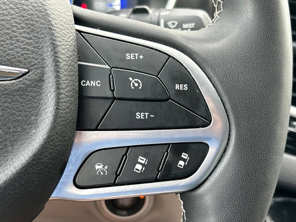 Used 2023 Chrysler Pacifica Touring-L FWD image 26
