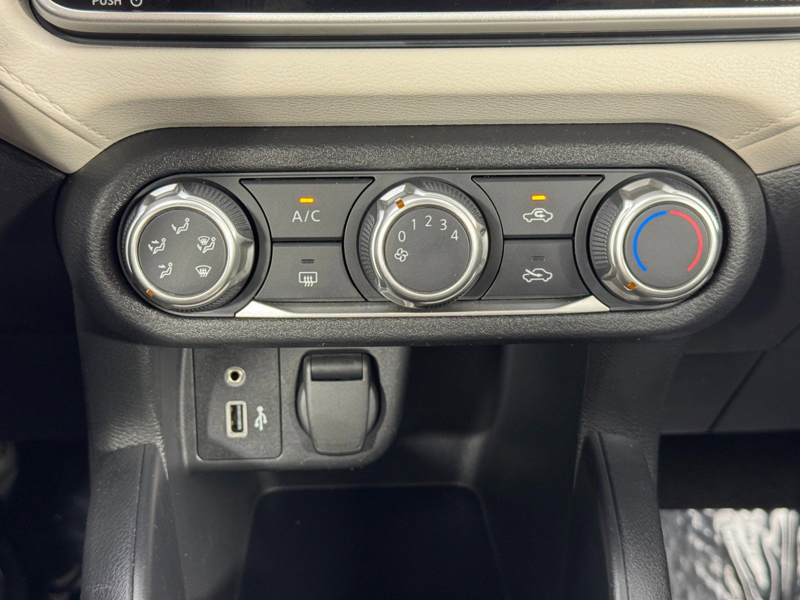 Used 2022 Nissan Versa SV w/ Electronics Package image 23