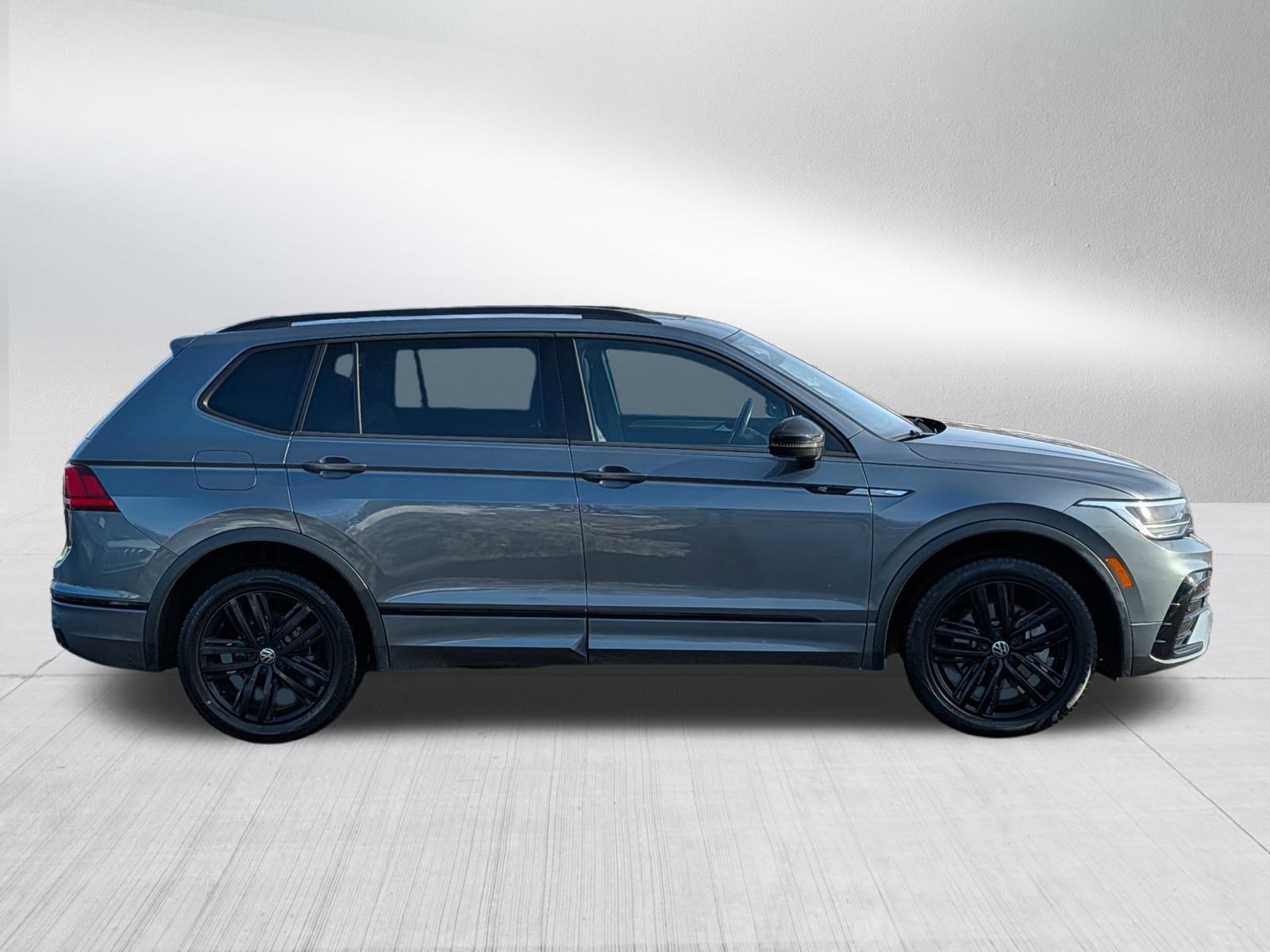 Used 2022 Volkswagen Tiguan SE R-Line image 8