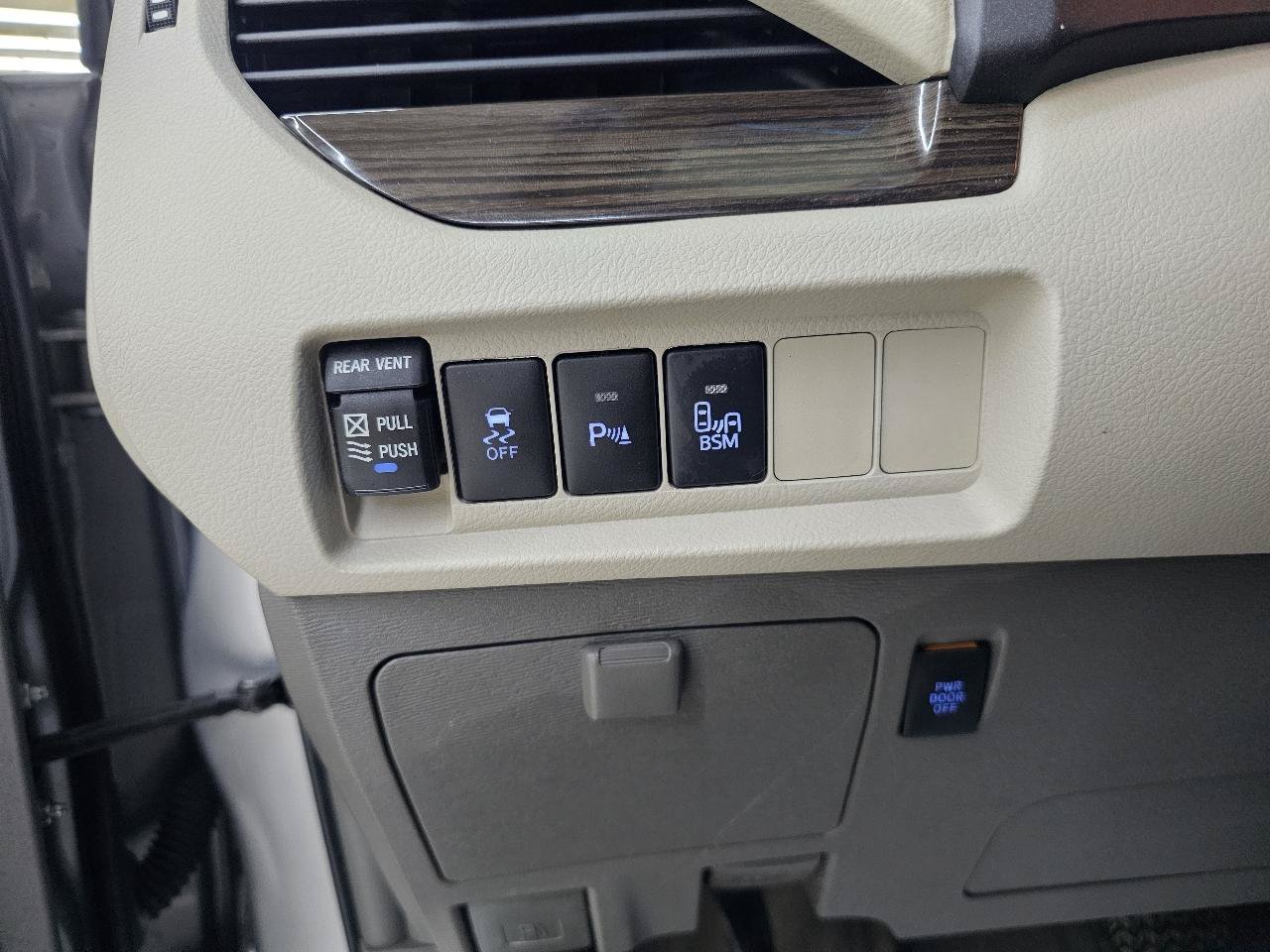 Used 2015 Toyota Sienna XLE w/ XLE Navigation Package FWD image 37