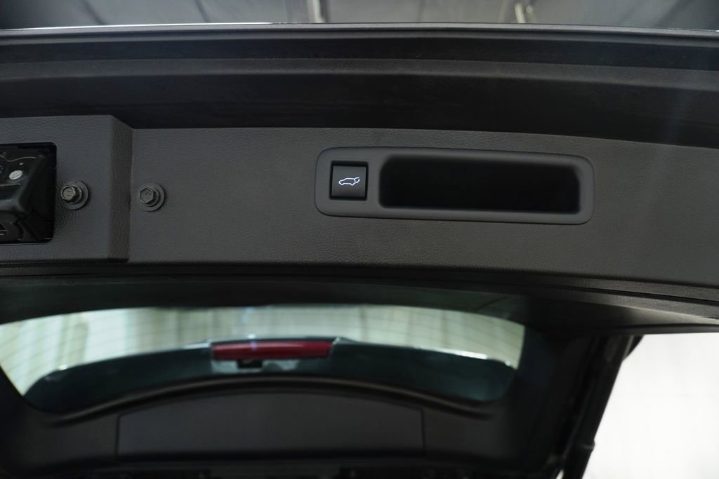 Used 2021 Toyota Highlander XLE AWD/4WD image 8