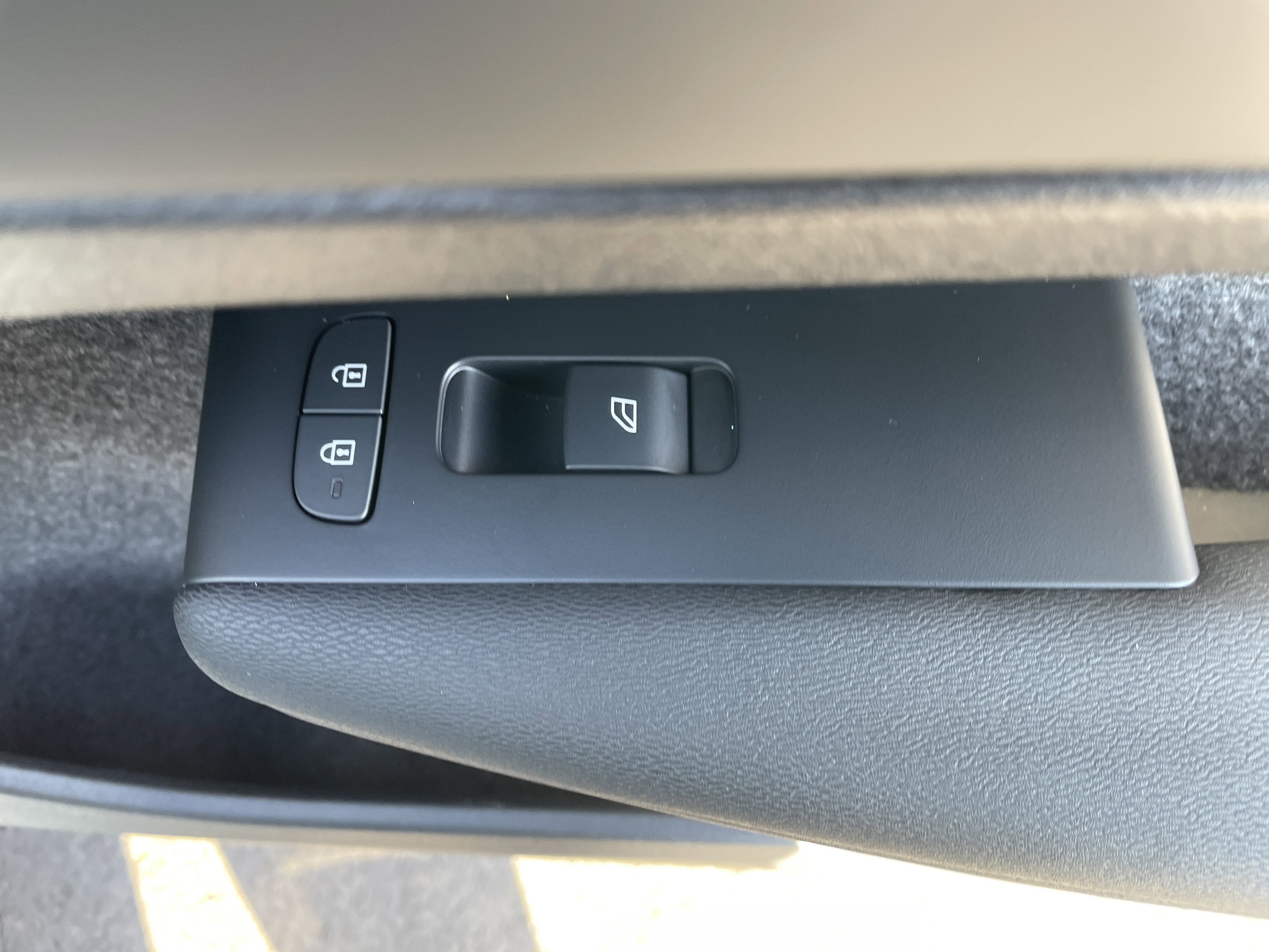 Used 2025 Volvo XC40 B5 Core image 11