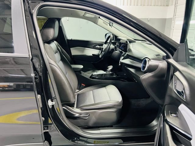 Used 2025 Chevrolet Trax LT w/ LT Convenience Package FWD image 33