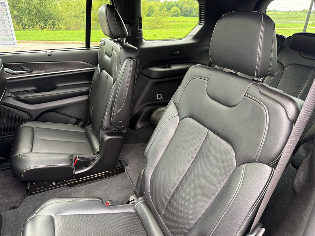Used 2025 Jeep Grand Cherokee L Limited w/ Luxury Tech Group II AWD/4WD image 36