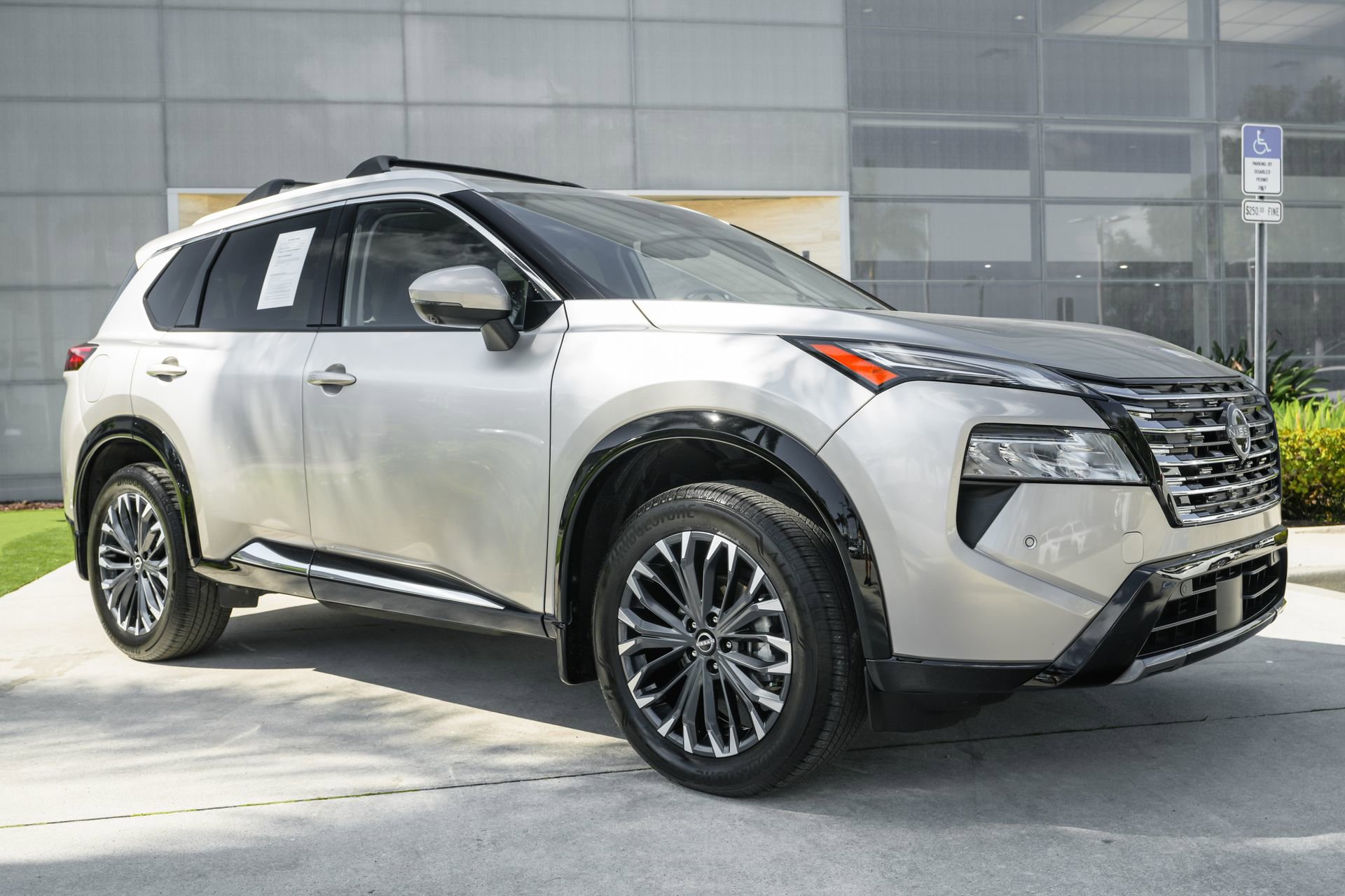 Used 2025 Nissan Rogue Platinum w/ Platinum Premium Package image 4