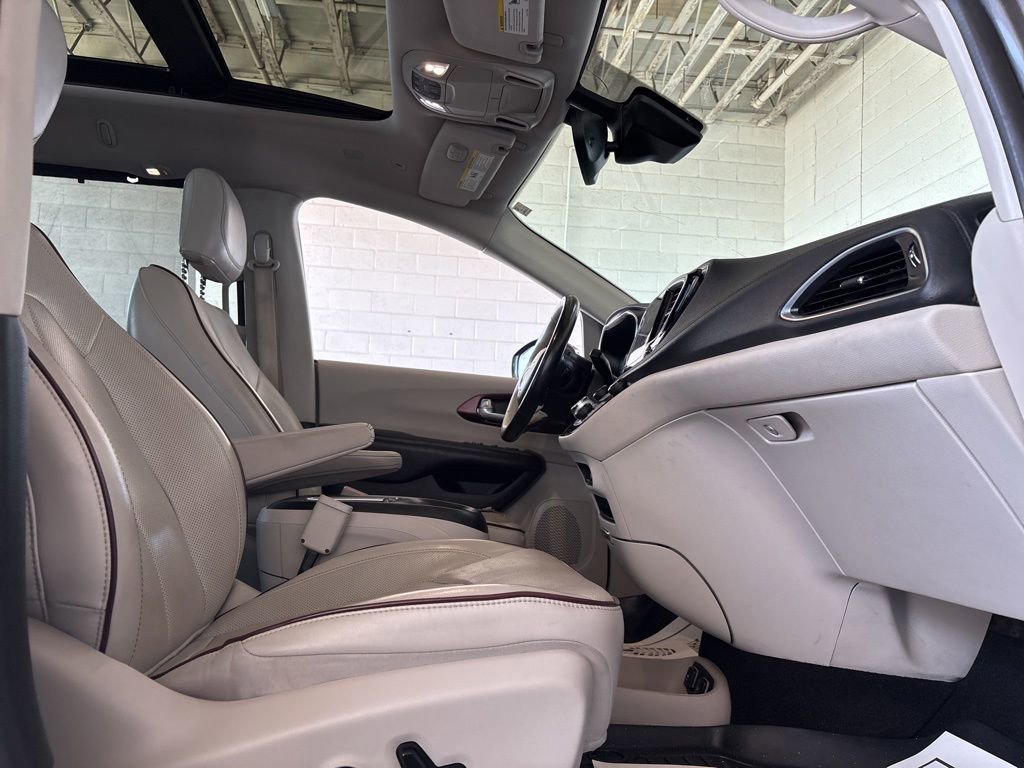 Used 2019 Chrysler Pacifica Limited w/ Advanced Safetytec Group FWD image 16