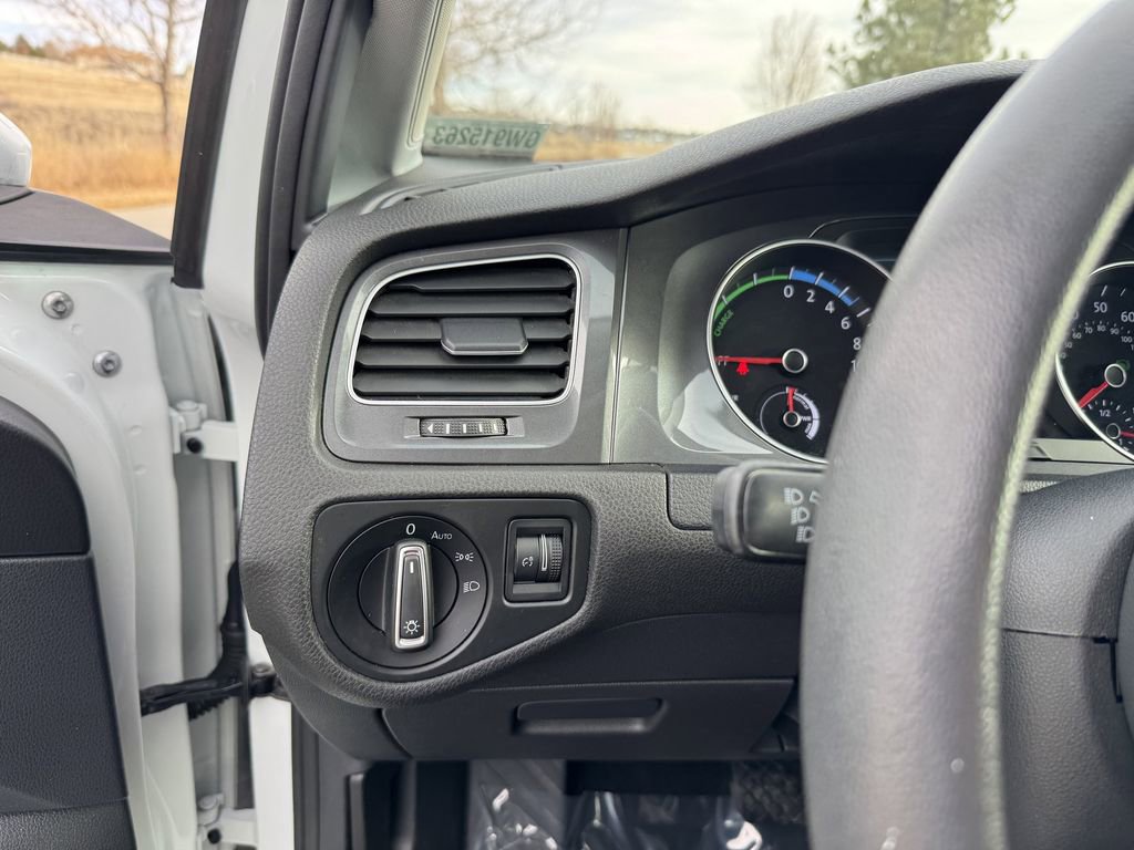 Used 2016 Volkswagen e-Golf SE FWD image 13