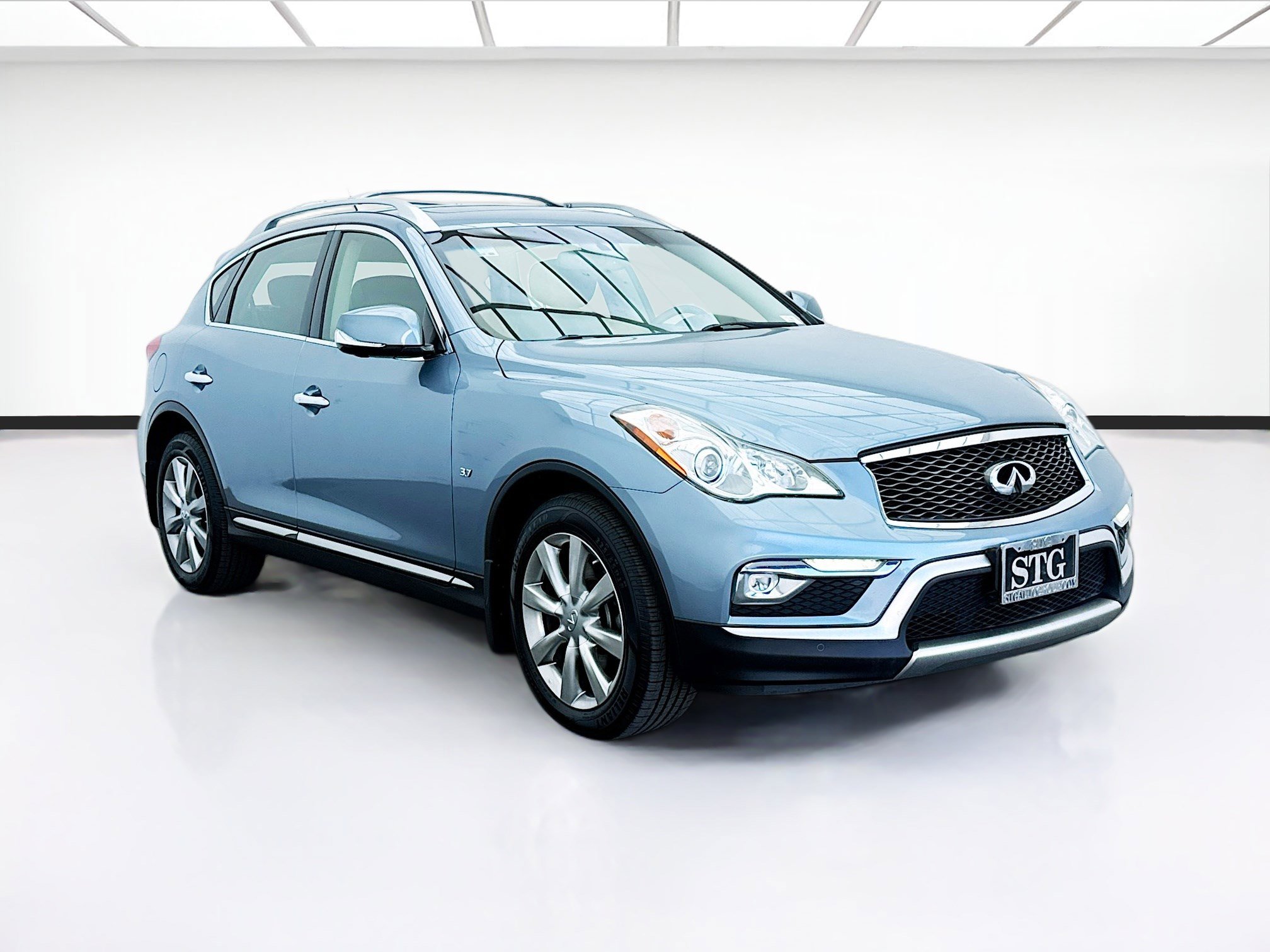 Used 2017 INFINITI QX50 2WD w/ Premium Plus Package image 3