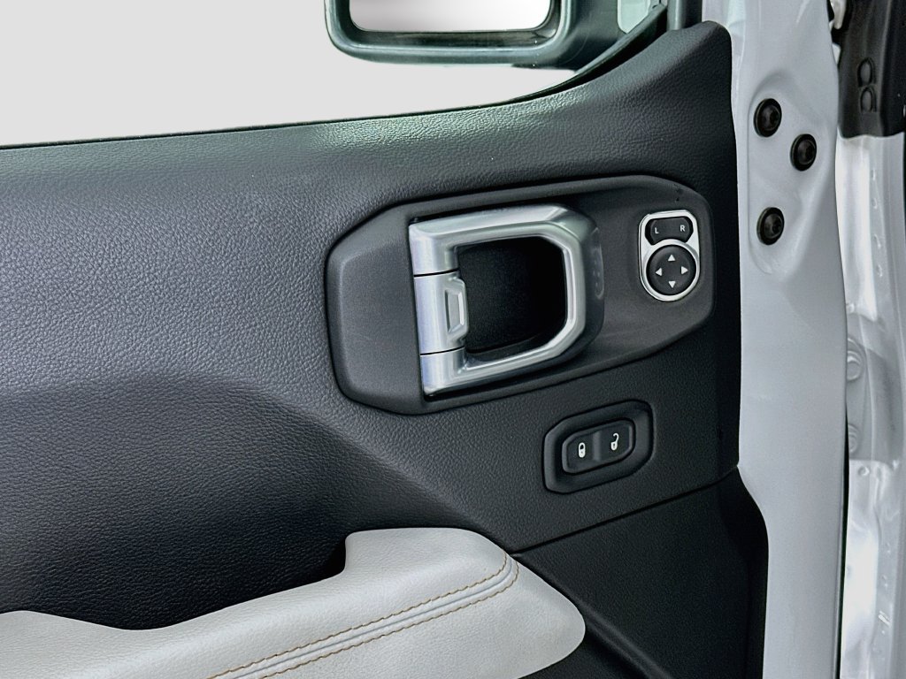 Used 2023 Jeep Wrangler Unlimited Sahara AWD/4WD image 19