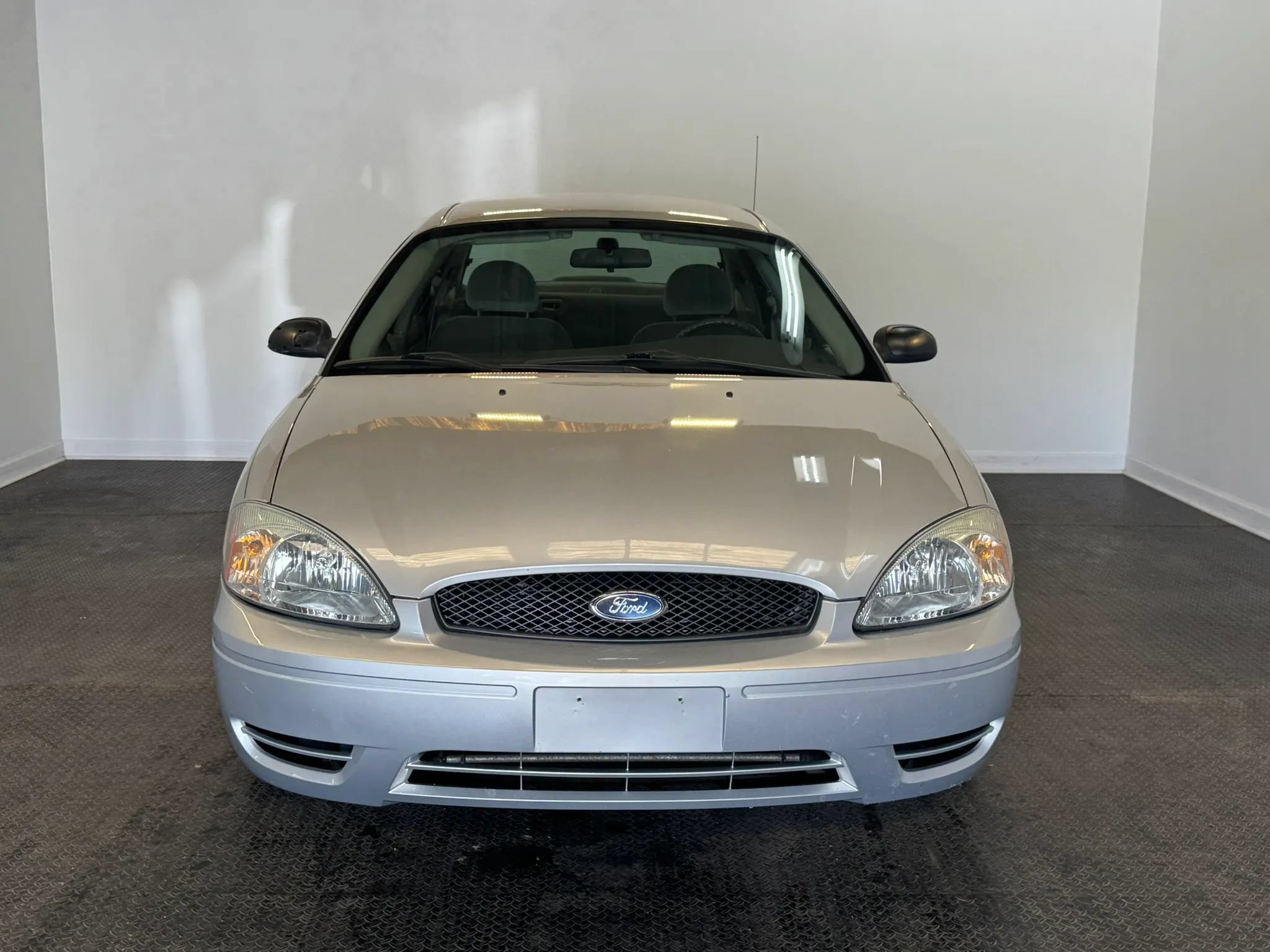 Used 2007 Ford Taurus SE FWD image 2
