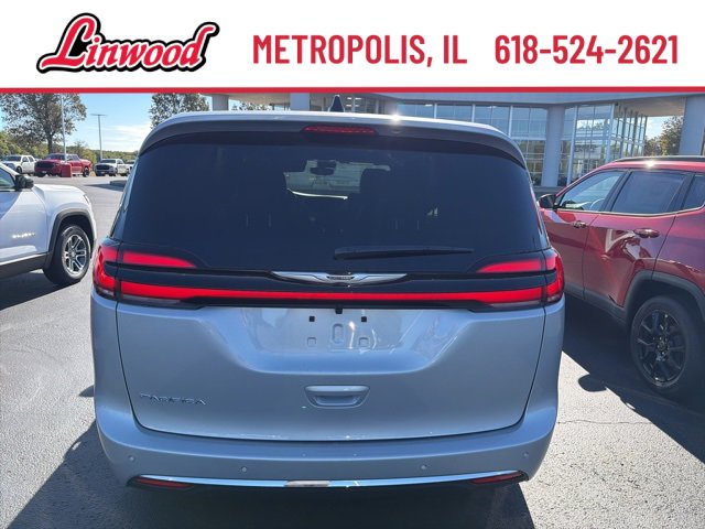 New 2026 Chrysler Pacifica Select image 4