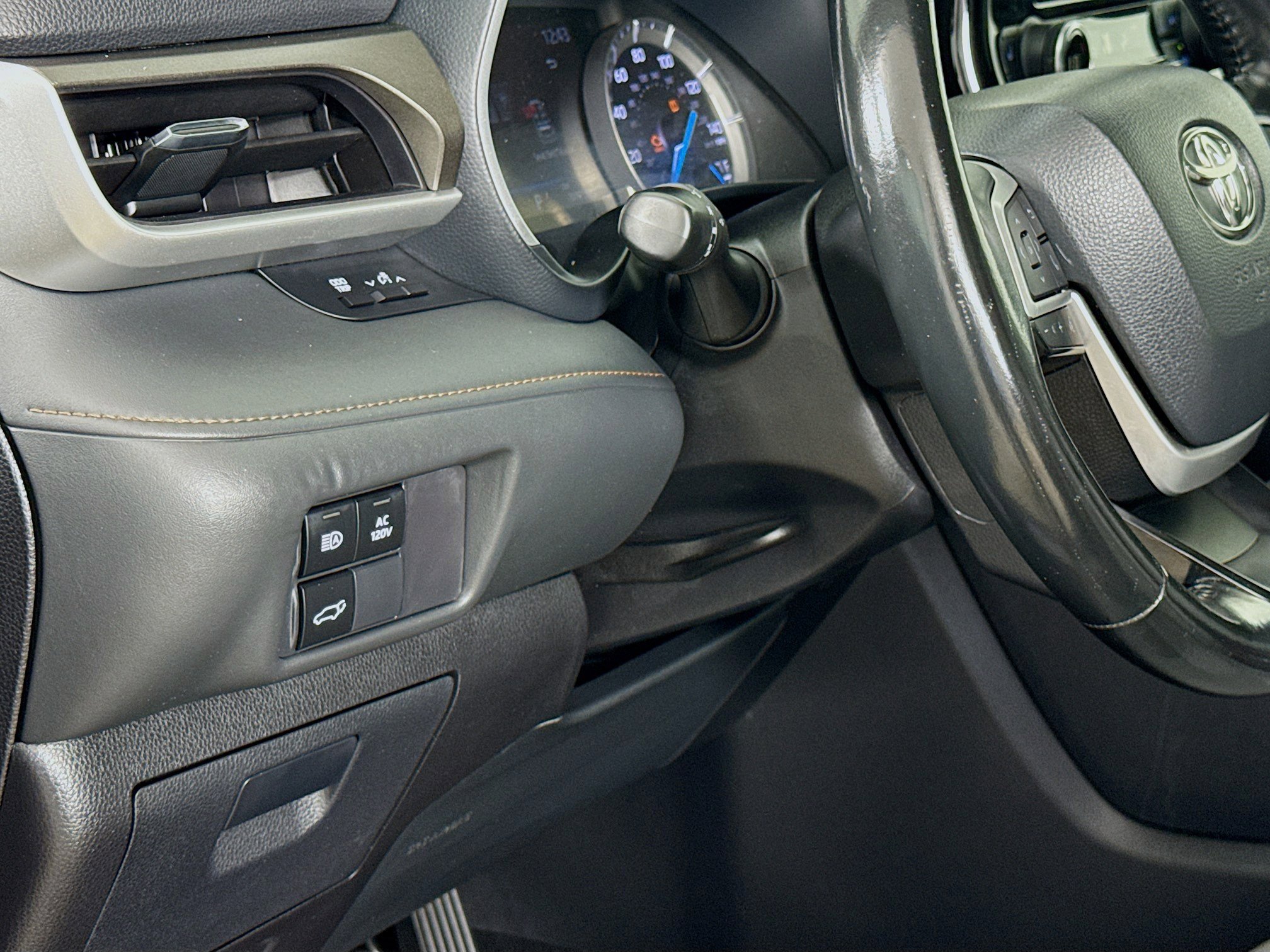 Used 2022 Toyota Highlander Bronze Edition FWD image 10