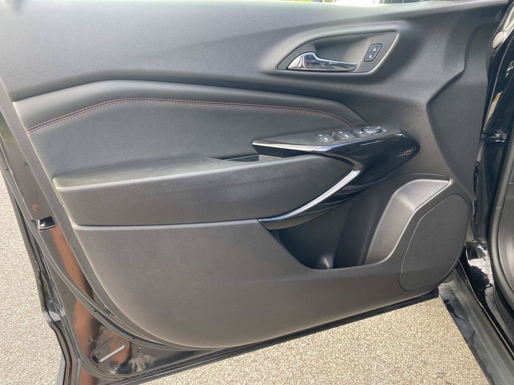 Used 2025 Chevrolet Trax RS w/ Sunroof Package FWD image 16