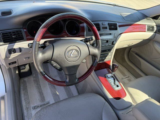 Used 2002 Lexus ES 330 w/ Premium Pkg FWD image 12