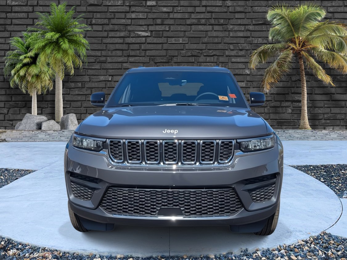 Used 2025 Jeep Grand Cherokee Laredo X w/ Luxury Tech Group I AWD/4WD image 2