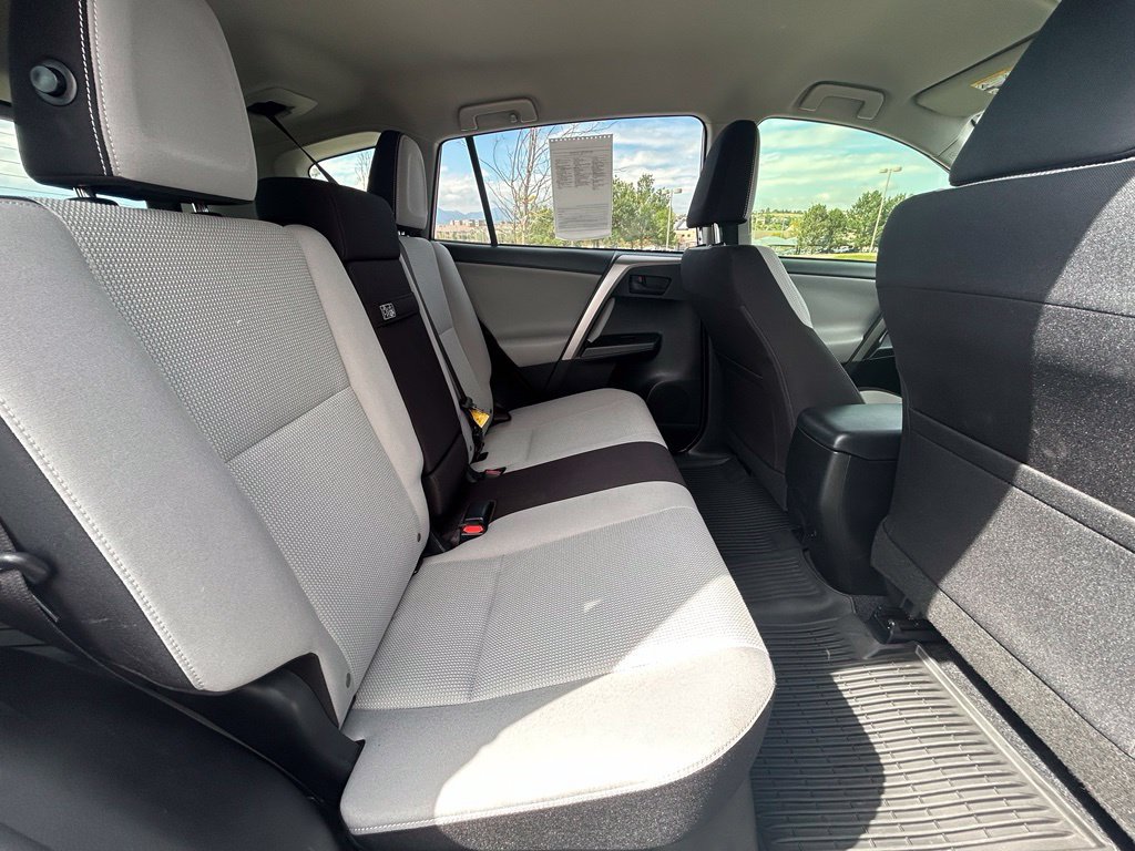 Used 2018 Toyota RAV4 LE AWD/4WD image 29