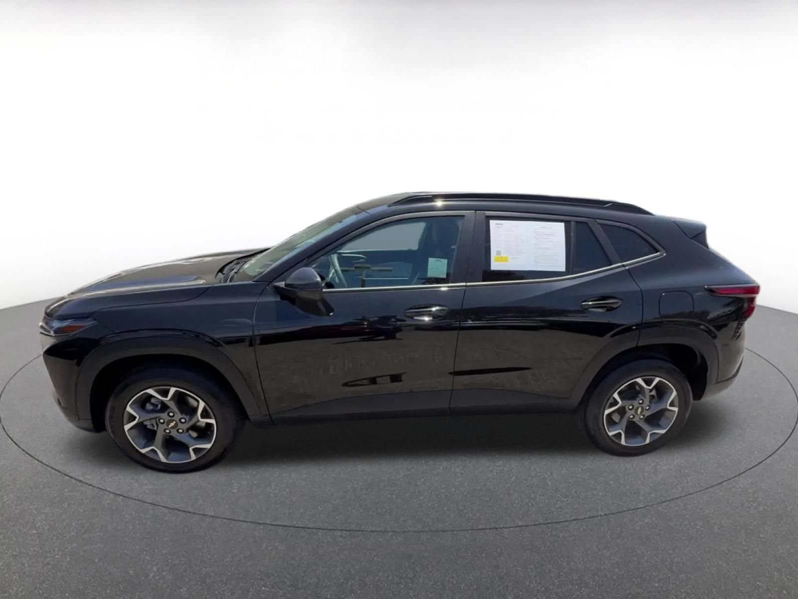 Used 2025 Chevrolet Trax LT FWD image 9