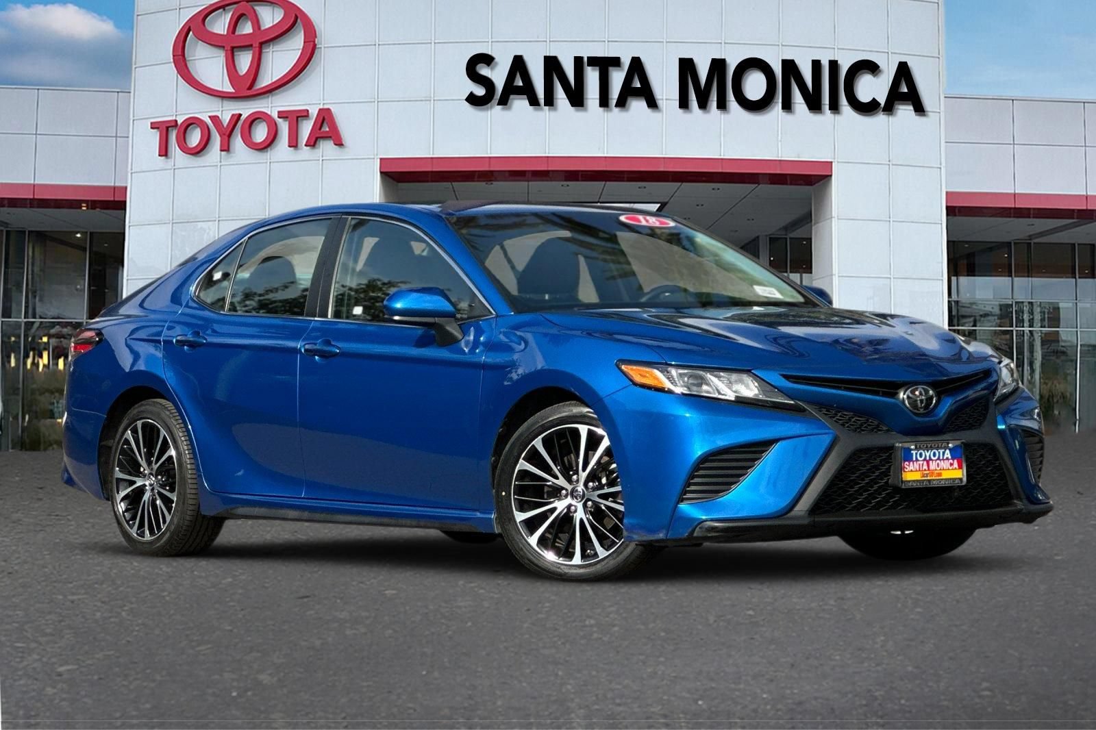 Used 2018 Toyota Camry SE FWD image 2