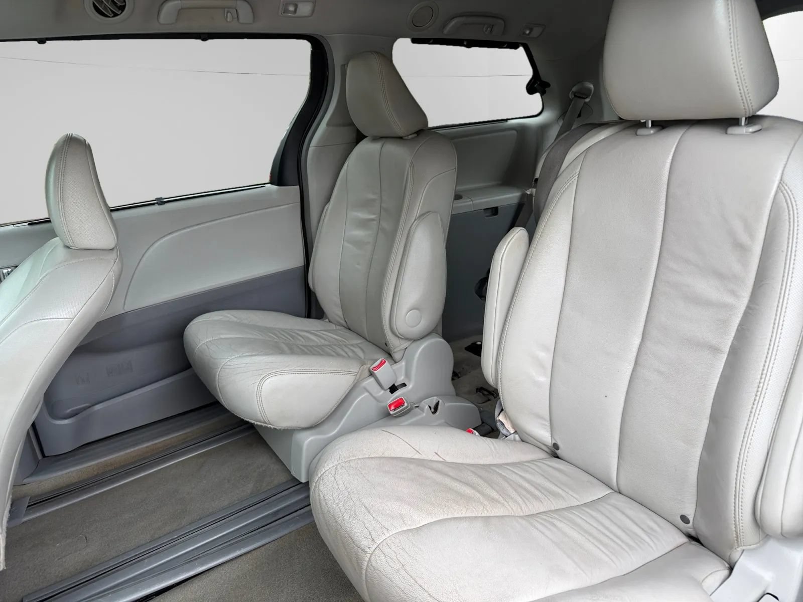 Used 2013 Toyota Sienna XLE FWD image 14