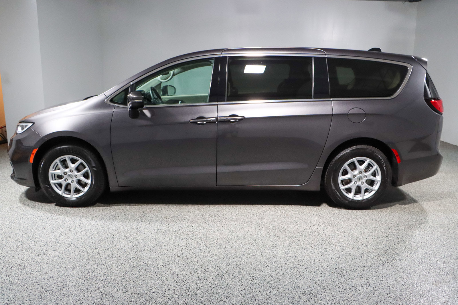 Used 2023 Chrysler Pacifica Touring-L FWD image 10