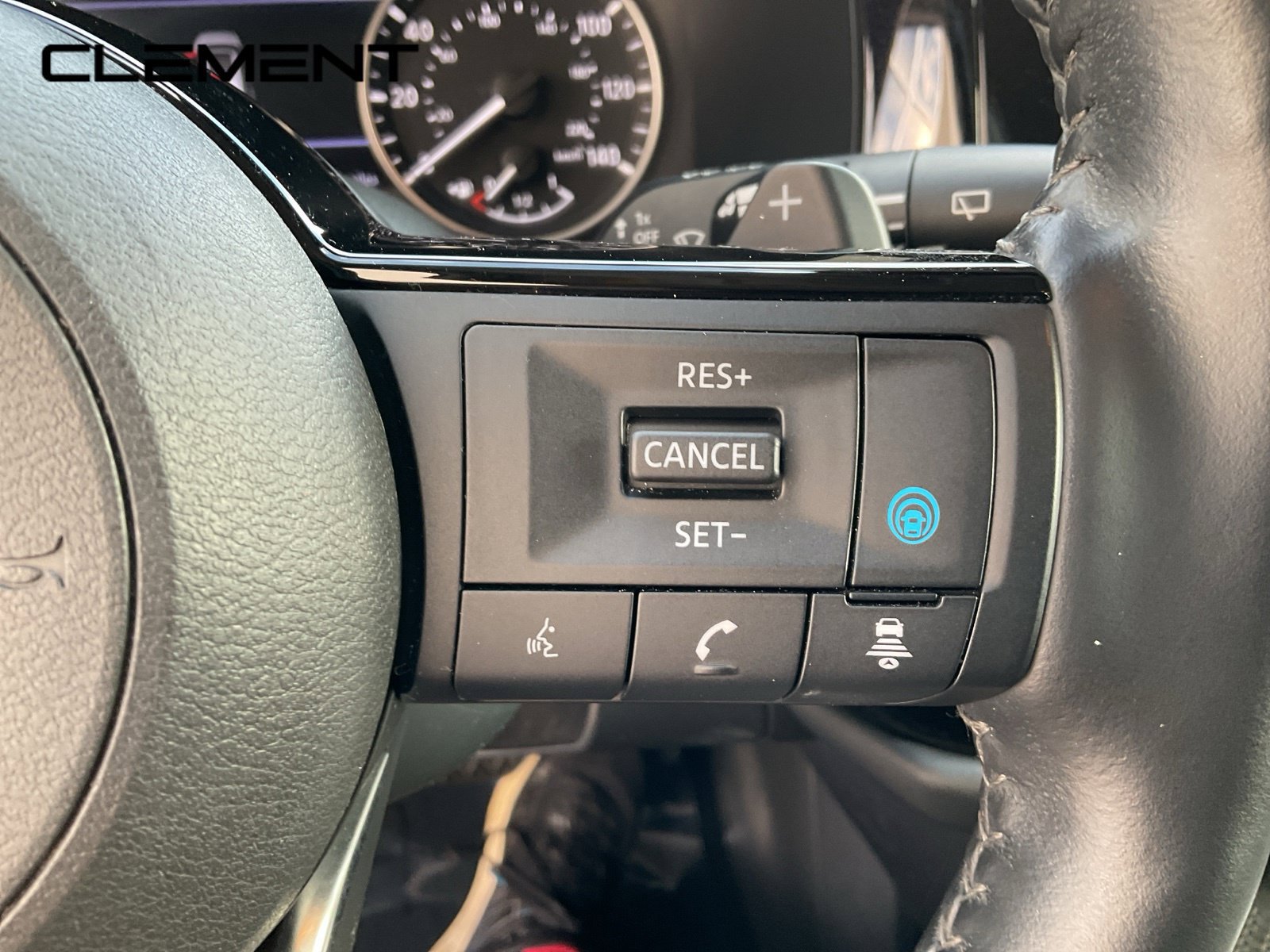 Used 2024 Nissan Pathfinder SL FWD image 8