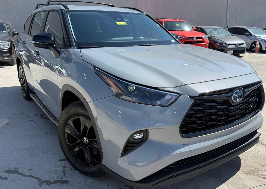 Used 2024 Toyota Highlander XLE FWD image 1