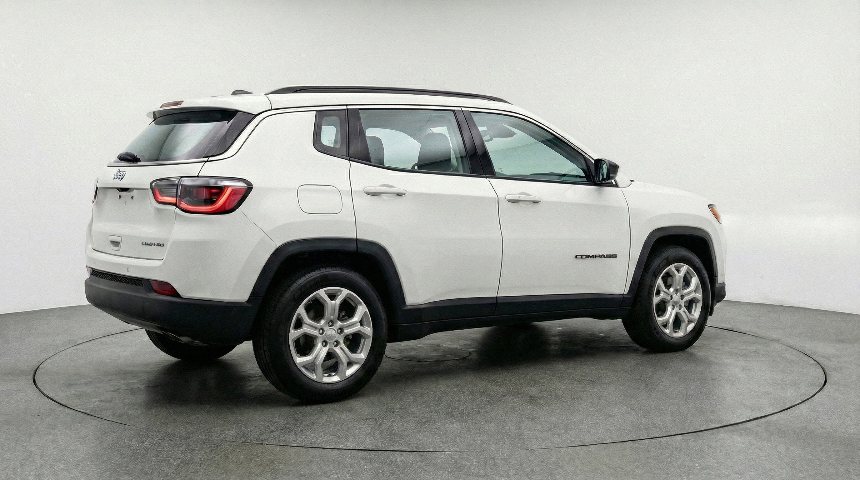 Used 2025 Jeep Compass Latitude image 9