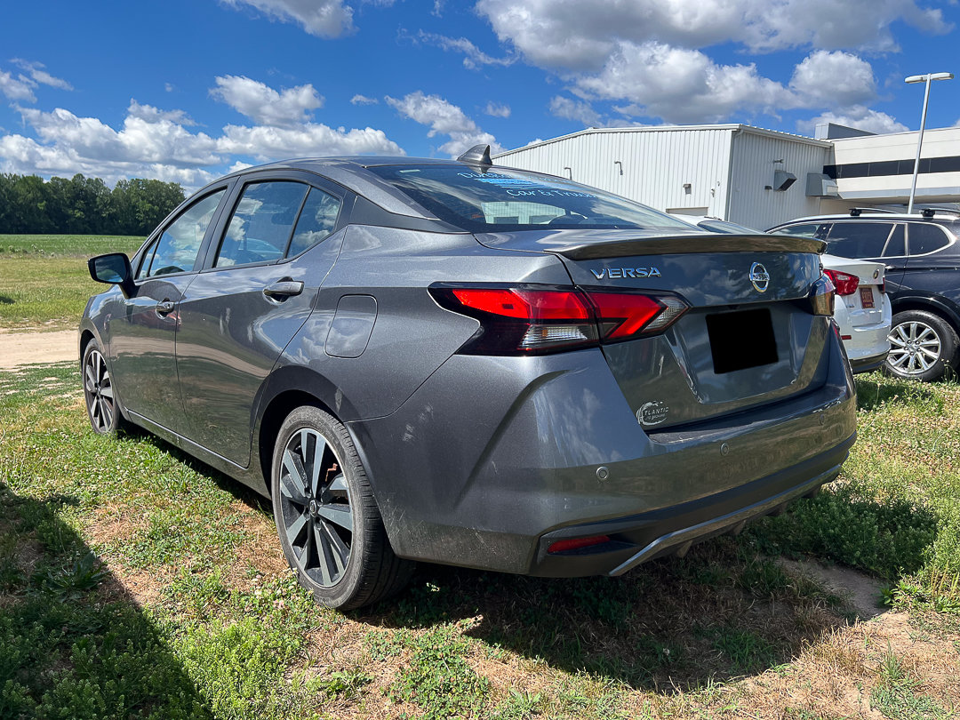 Used 2022 Nissan Versa SR FWD image 2