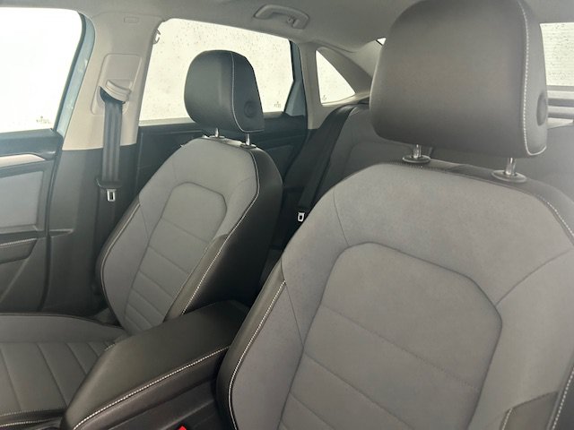 Used 2025 Volkswagen Jetta SE FWD image 10