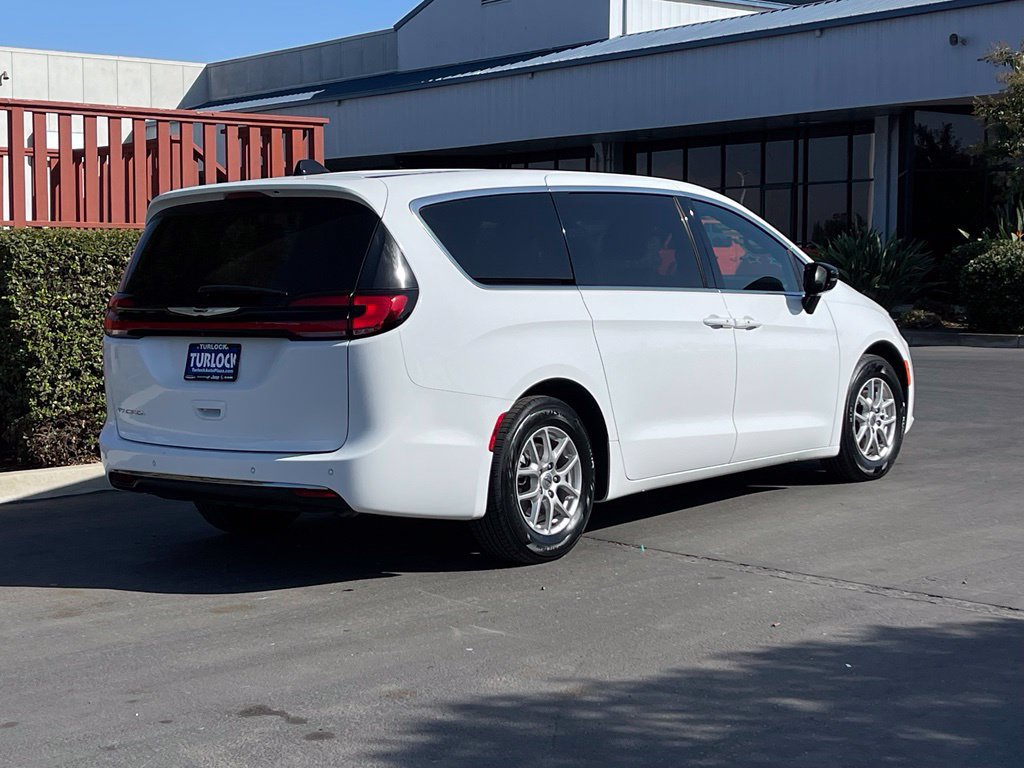 Used 2025 Chrysler Pacifica Select FWD image 4